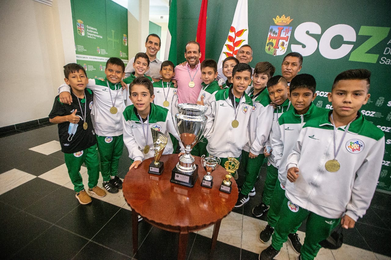 El club Semillero, campeón de la Copa América Sub 11 visitó al gobernador |  Gobernación