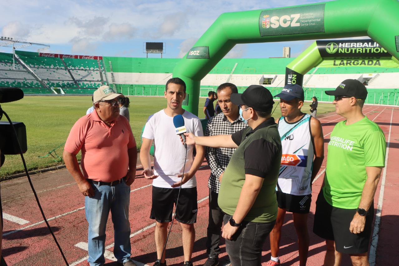 Gobernación realizó la largada simbólica de la “10K Corrida Internacional  Santa Cruz de la Sierra” | Gobernación