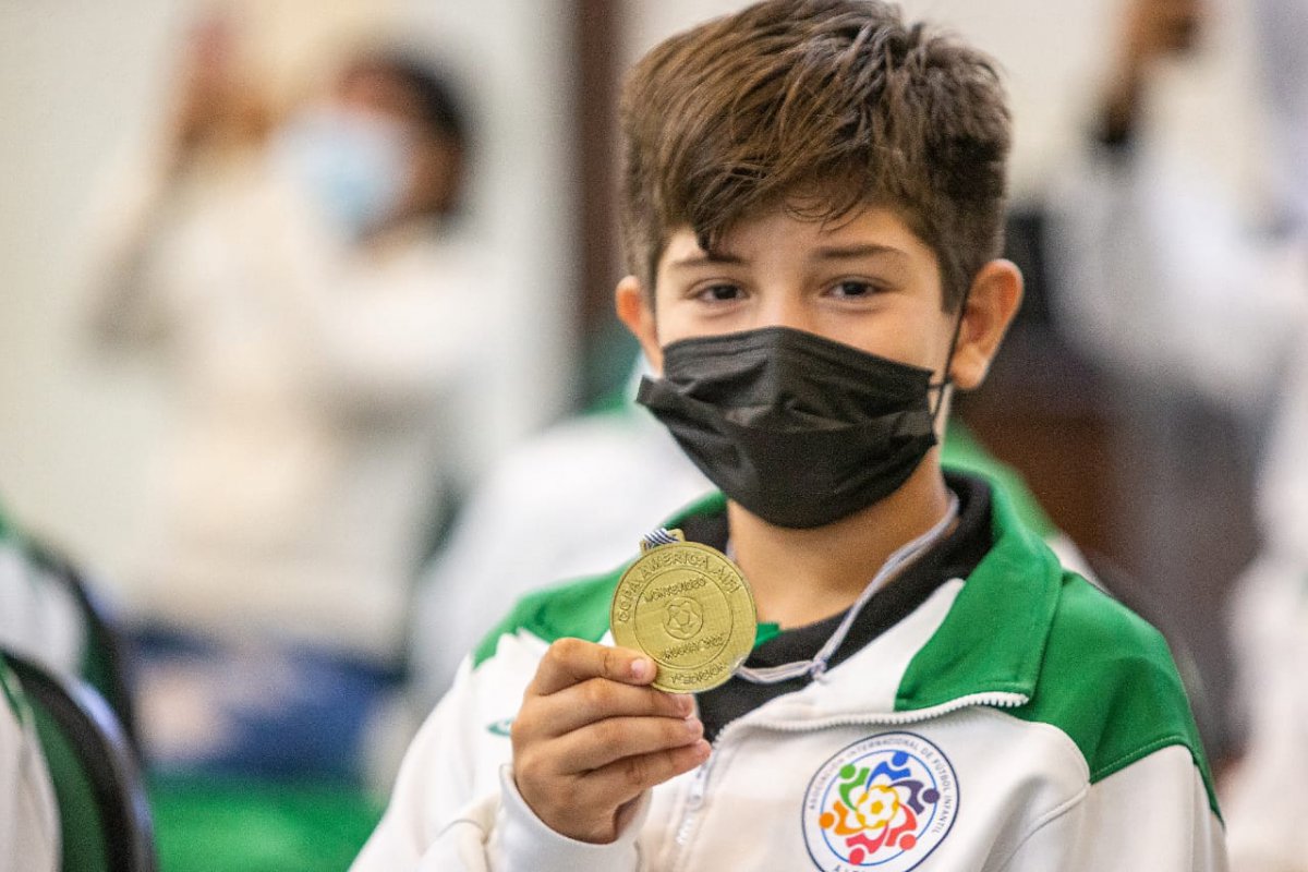 El club Semillero, campeón de la Copa América Sub 11 visitó al gobernador |  Gobernación